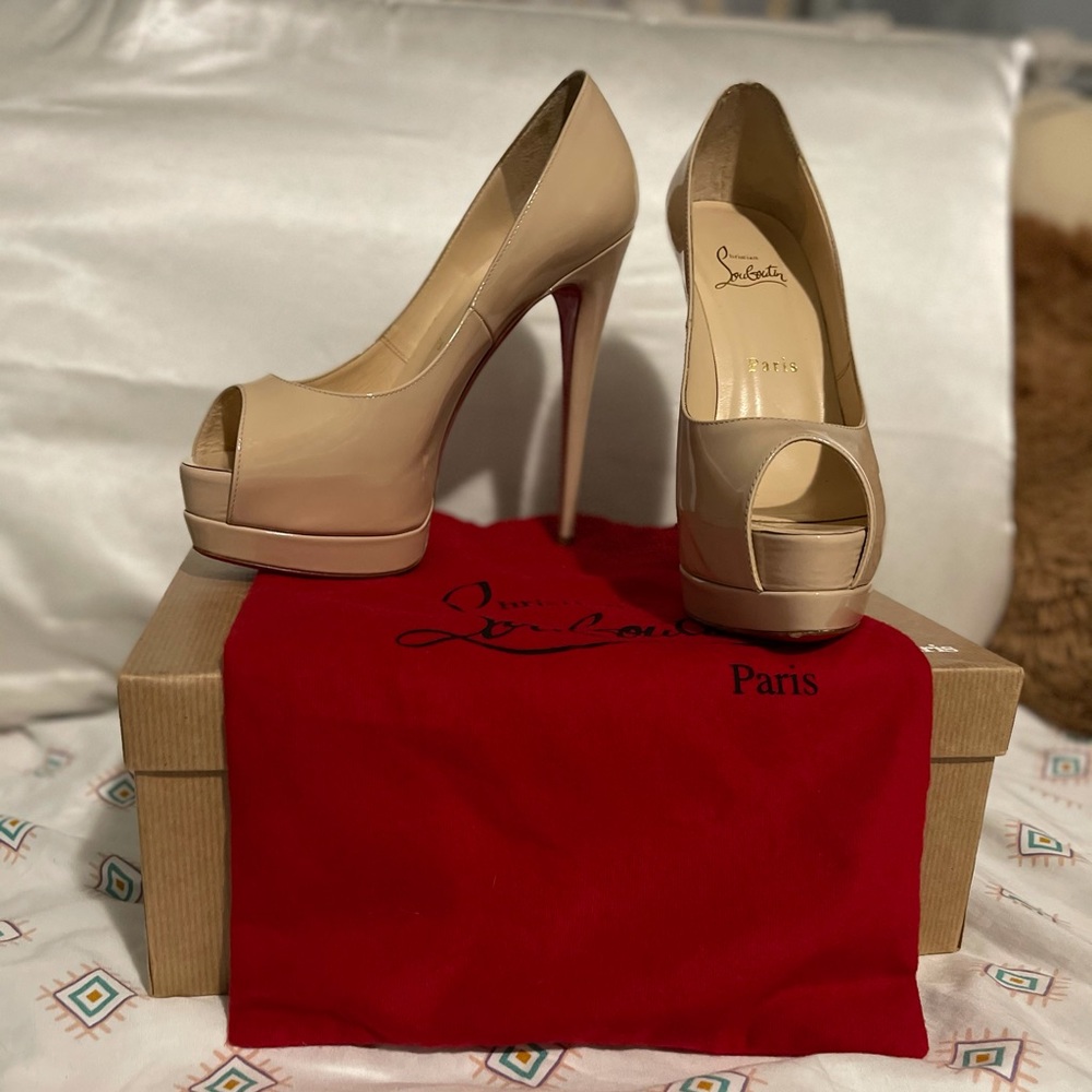 ❤️NEED GONE MAKE ME AN OFFER❤️ Authentic Christian Louboutin size 38.5